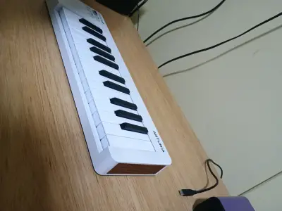 Controlador MIDI Arturia MicroLab blanco compacto - miniatura 3