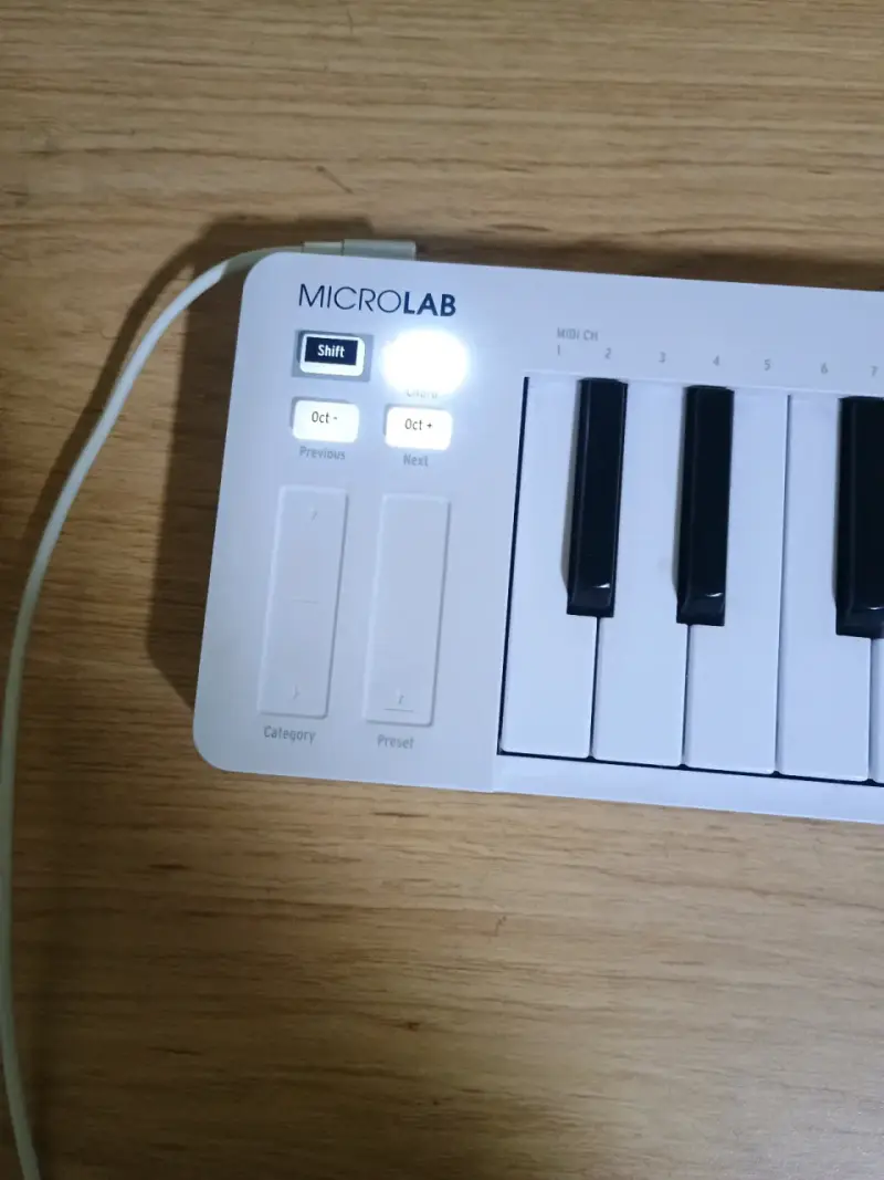 Controlador MIDI Arturia MicroLab blanco compacto - 4