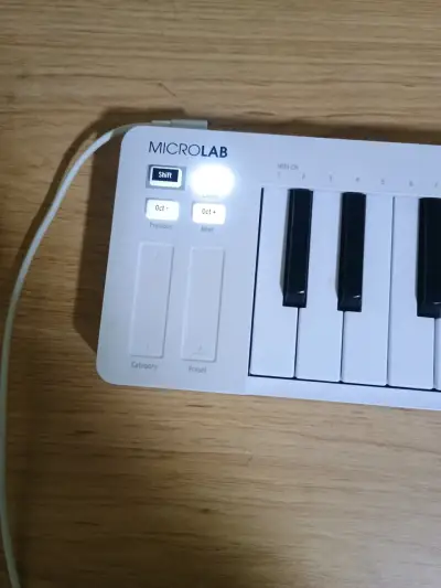 Controlador MIDI Arturia MicroLab blanco compacto - miniatura 4