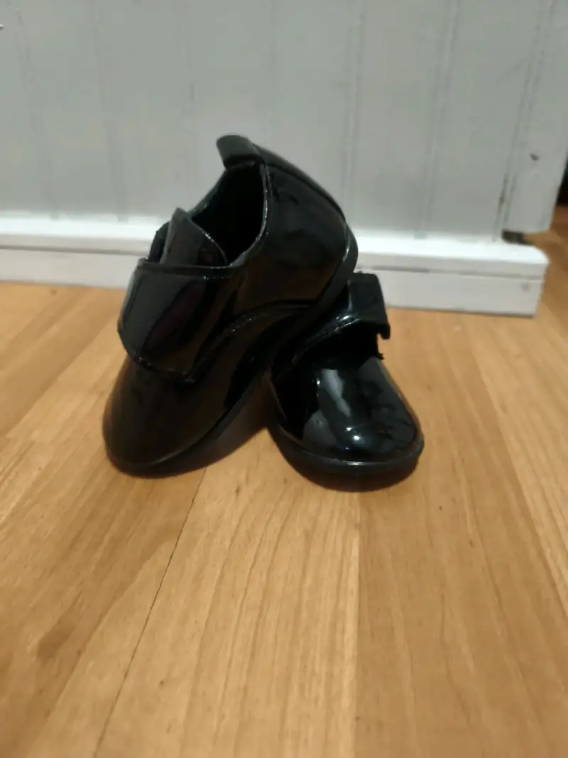 Zapatos de charol negros para niños talla 3 - 5