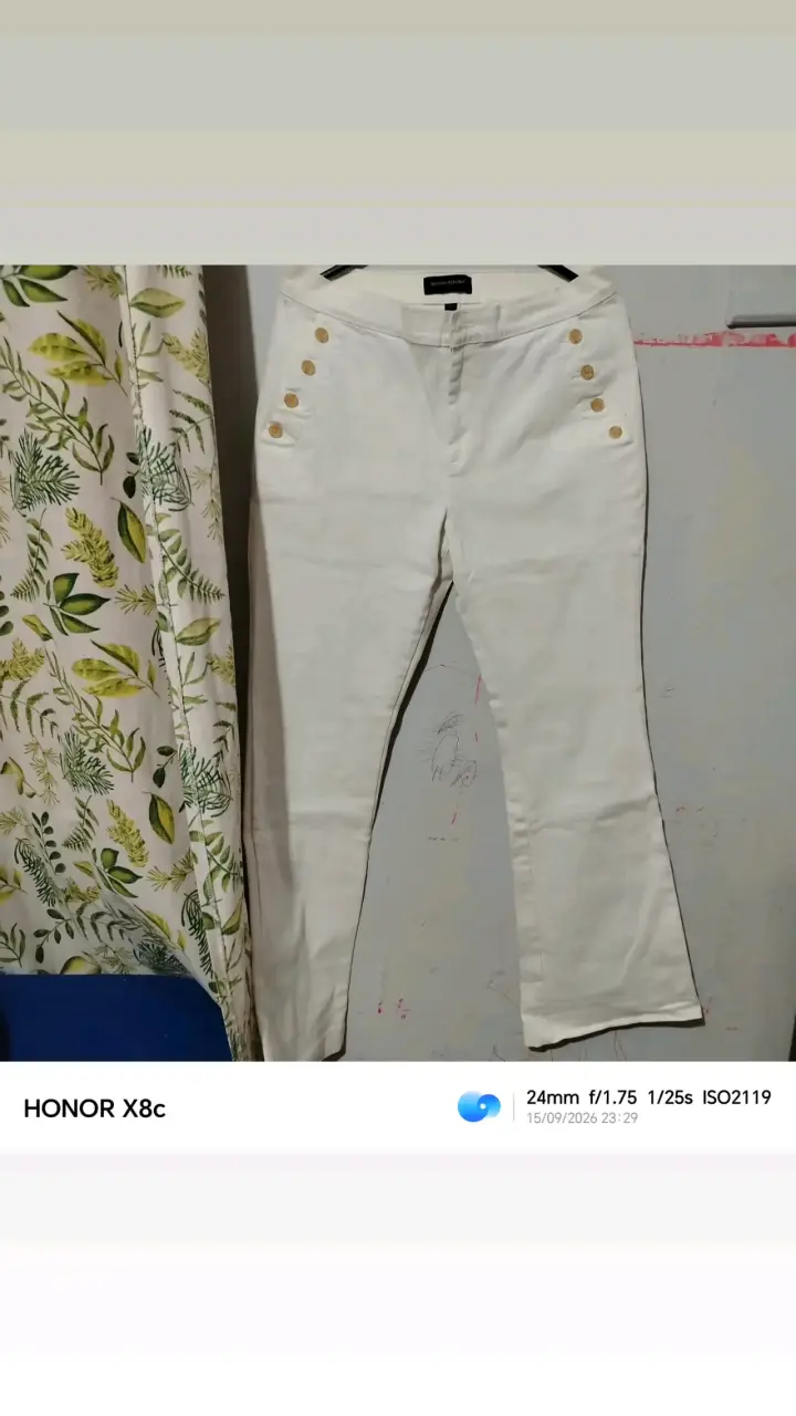 Pantalones blancos con botones dorados para mujer - 1