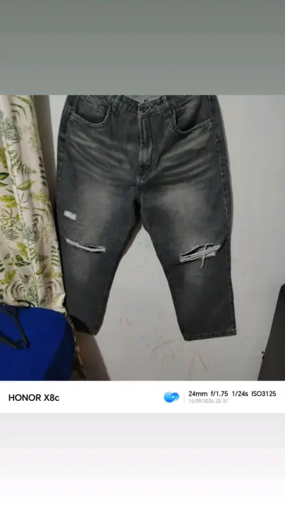 Pantalones blancos con botones dorados para mujer - miniatura 3