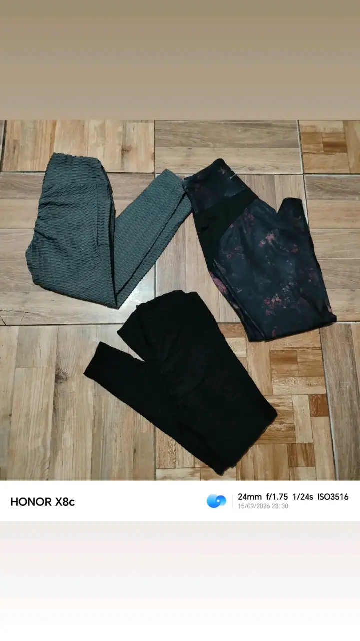 Pantalones blancos con botones dorados para mujer - 4
