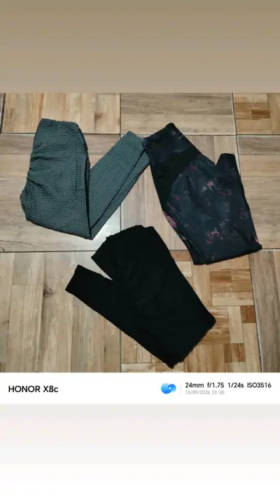 Pantalones blancos con botones dorados para mujer - miniatura 4