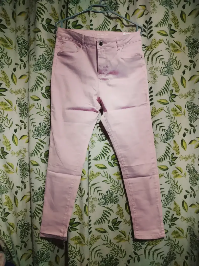 Pantalones blancos con botones dorados para mujer - 6