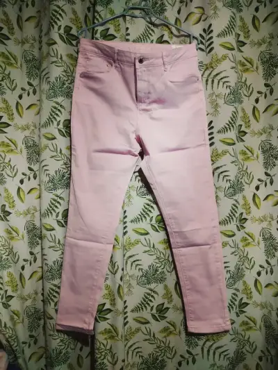 Pantalones blancos con botones dorados para mujer - miniatura 6