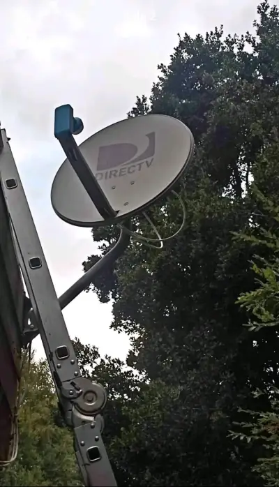 Antena parabólica DirecTV con instalación y reparación - miniatura 2