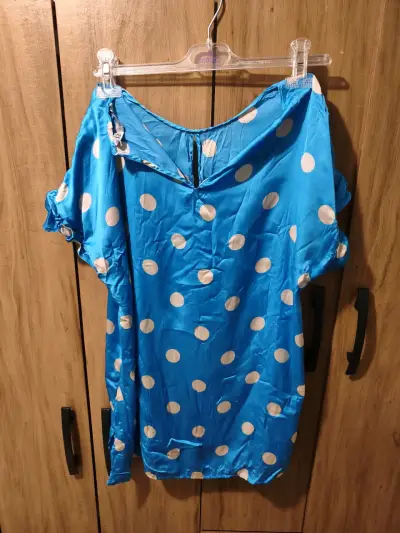 Blusa azul con lunares blancos - miniatura 1