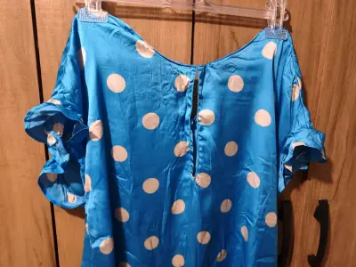 Blusa azul con lunares blancos - miniatura 2