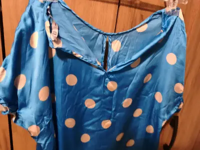Blusa azul con lunares blancos - miniatura 3