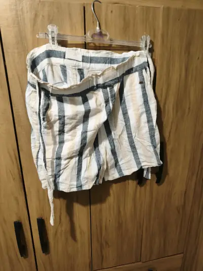 Shorts de lino a rayas para mujer - miniatura 1