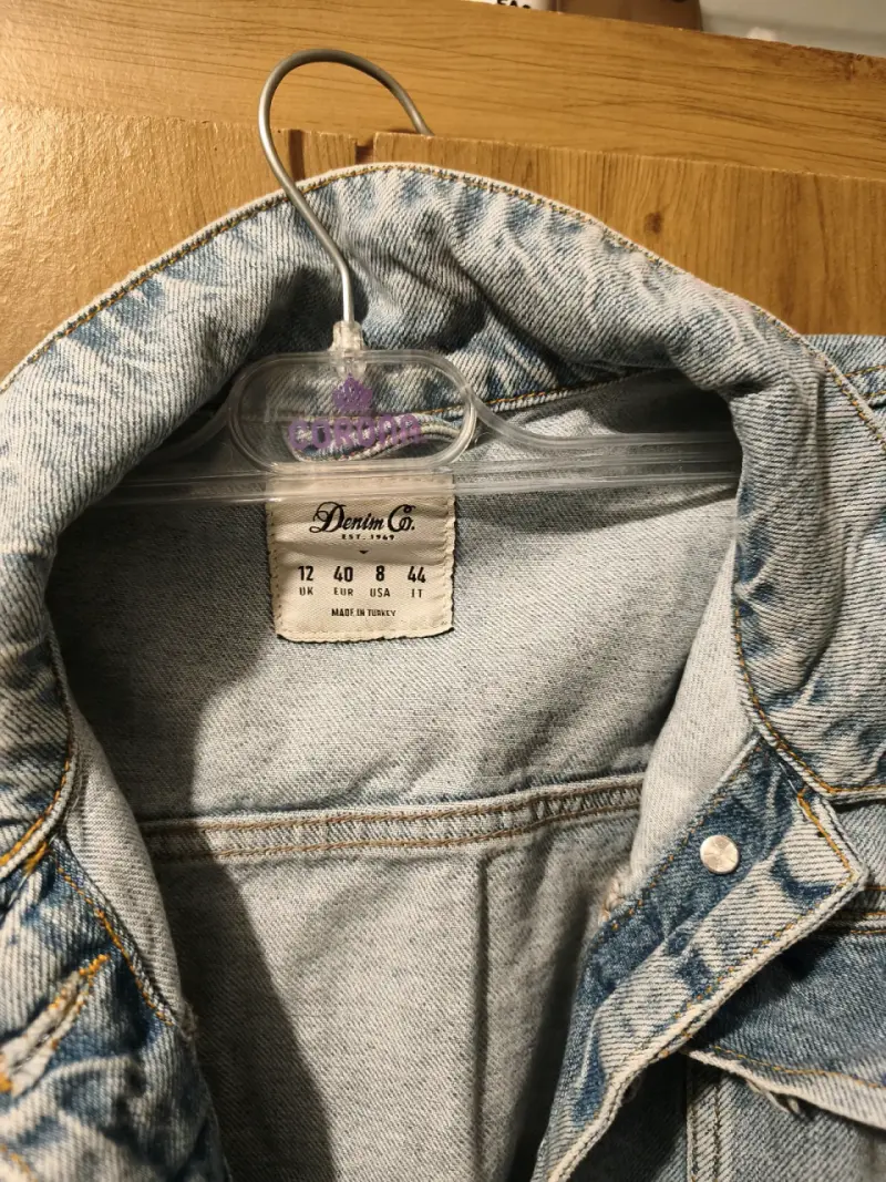 Chaqueta de mezclilla Denim Co. con volantes