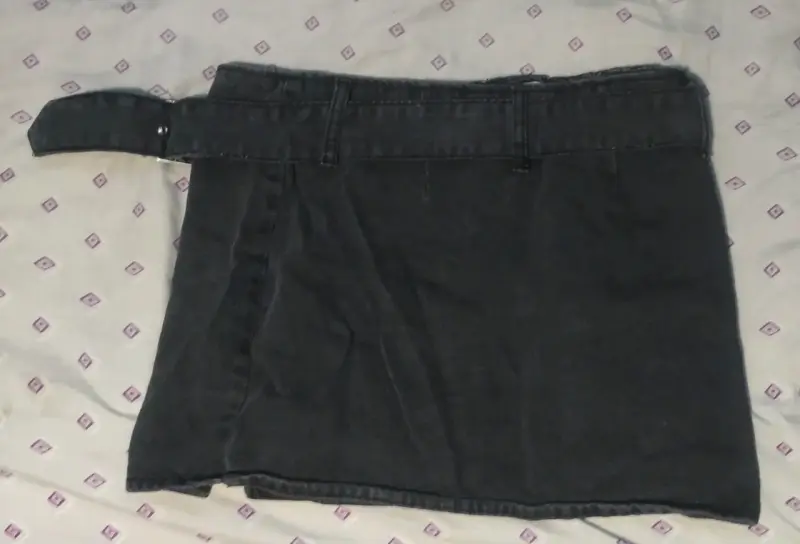 Falda de mezclilla negra con cierre y cinturón - 2