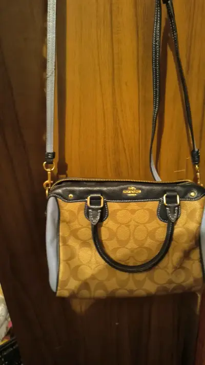 Bolso de mano Coach beige y negro - miniatura 1