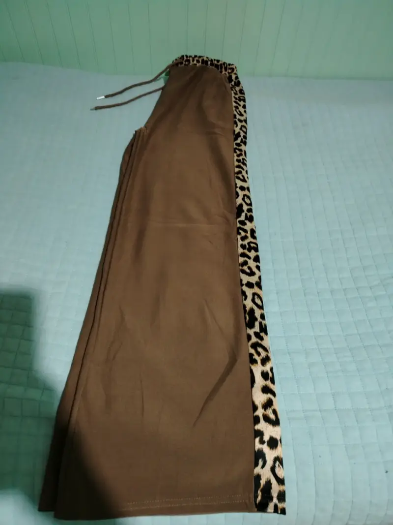 Pantalones deportivos marrones con estampado animal print - 2