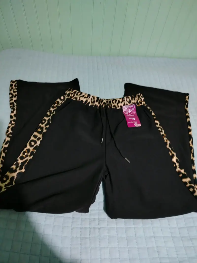 Pantalones negros con estampado animal print - 1