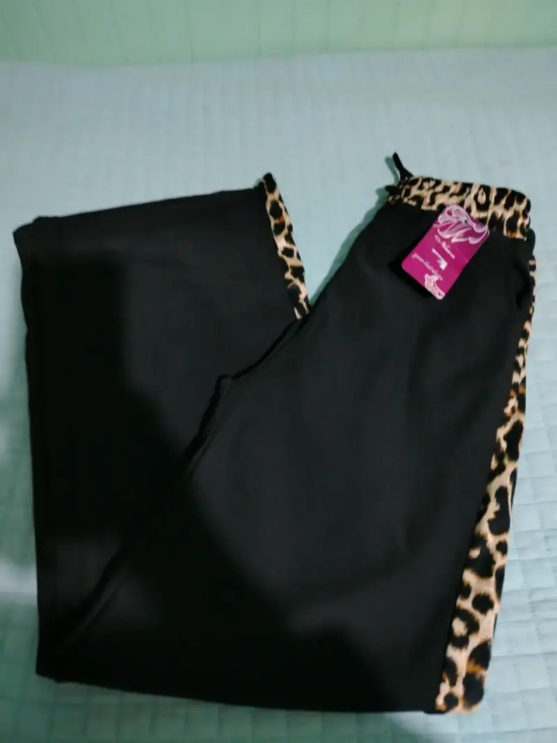 Pantalones negros con estampado animal print - 3