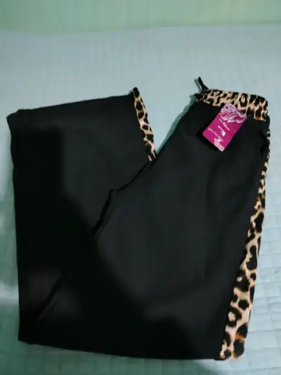 Pantalones negros con estampado animal print - miniatura 3