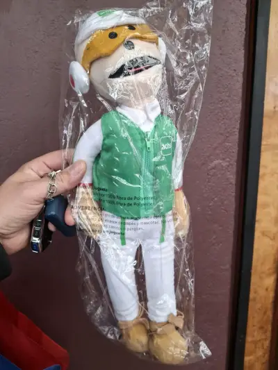 Muñeco de Peluche ACHS con Mochila Verde - miniatura 2