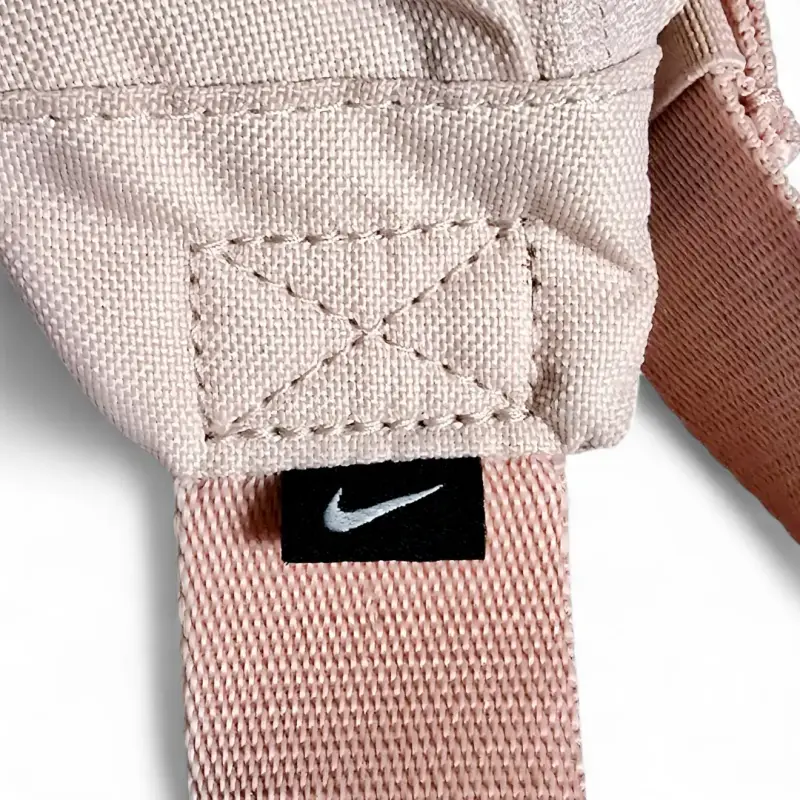 Riñonera Nike rosa con logo dorado - 4