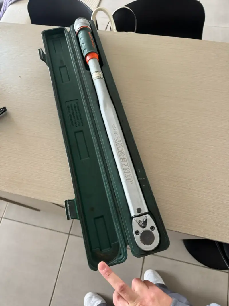Llave de Torque Jonnesway con Estuche - 1