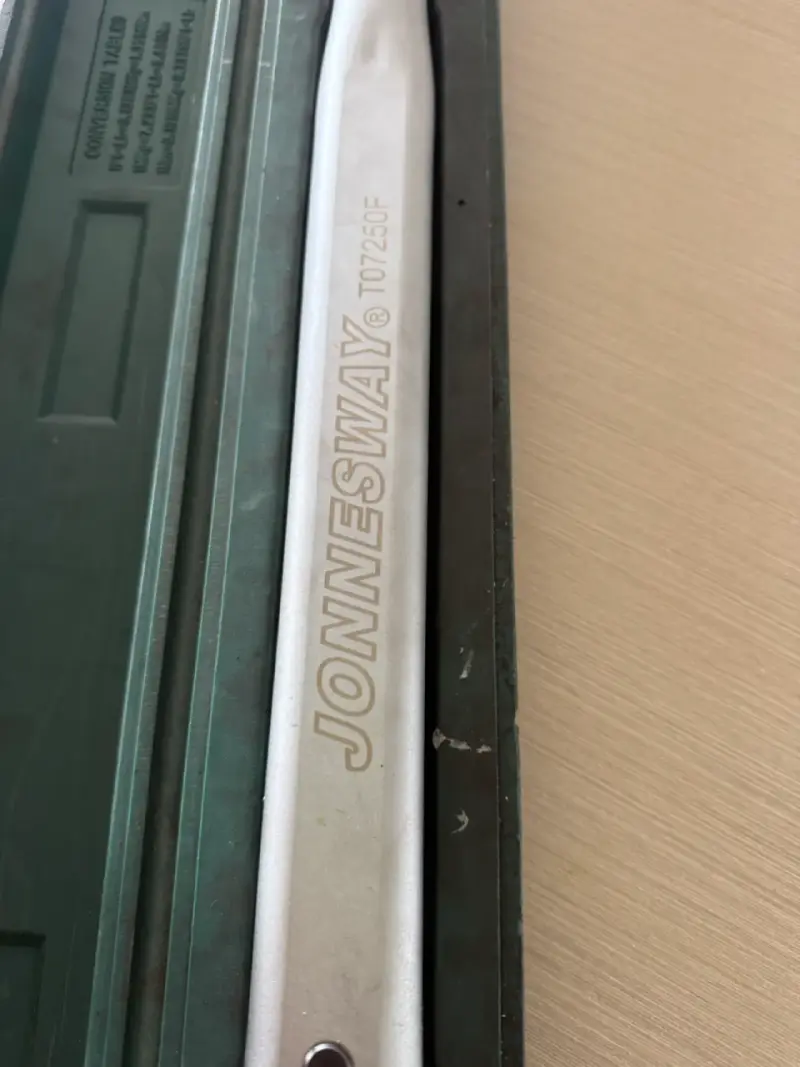 Llave de Torque Jonnesway con Estuche - 2