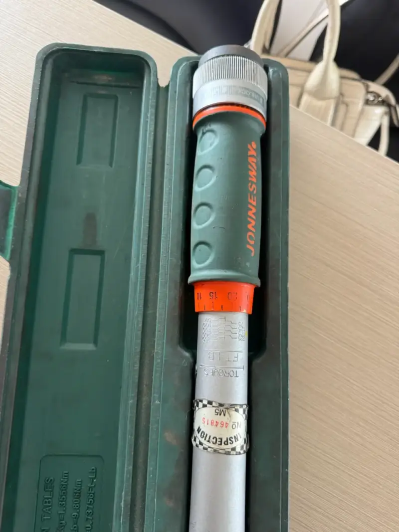Llave de Torque Jonnesway con Estuche - 3