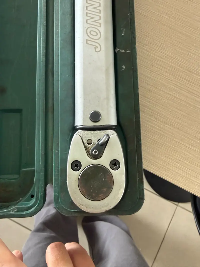 Llave de Torque Jonnesway con Estuche - 4
