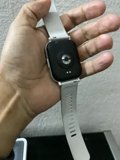 Smartwatch con pantalla táctil y correa blanca - miniatura 1