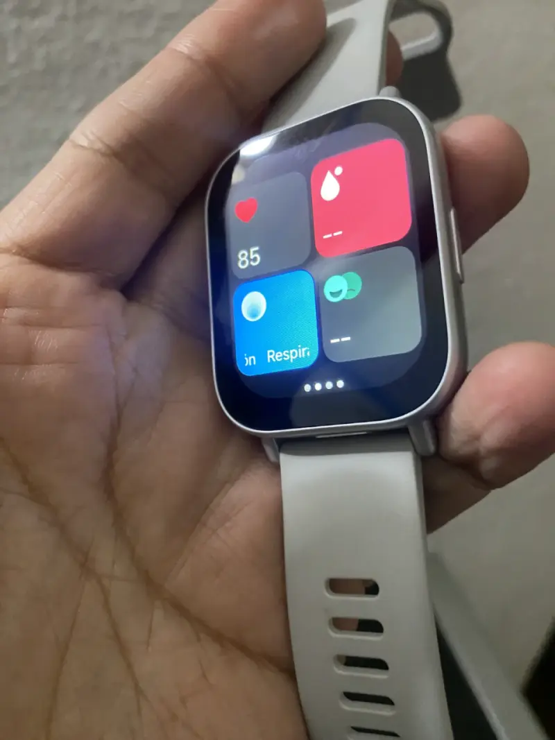 Smartwatch con pantalla táctil y correa blanca - 2