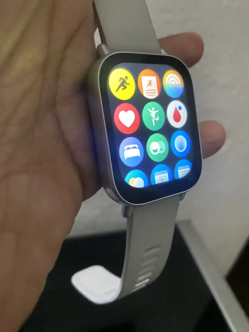 Smartwatch con pantalla táctil y correa blanca - 3