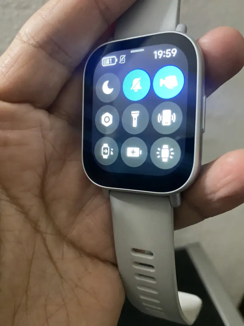 Smartwatch con pantalla táctil y correa blanca - 4