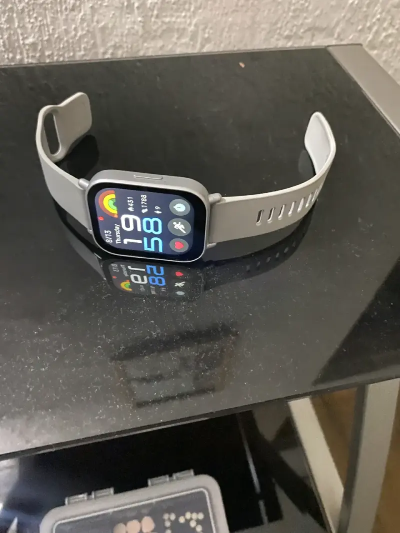 Smartwatch con pantalla táctil y correa blanca - 4