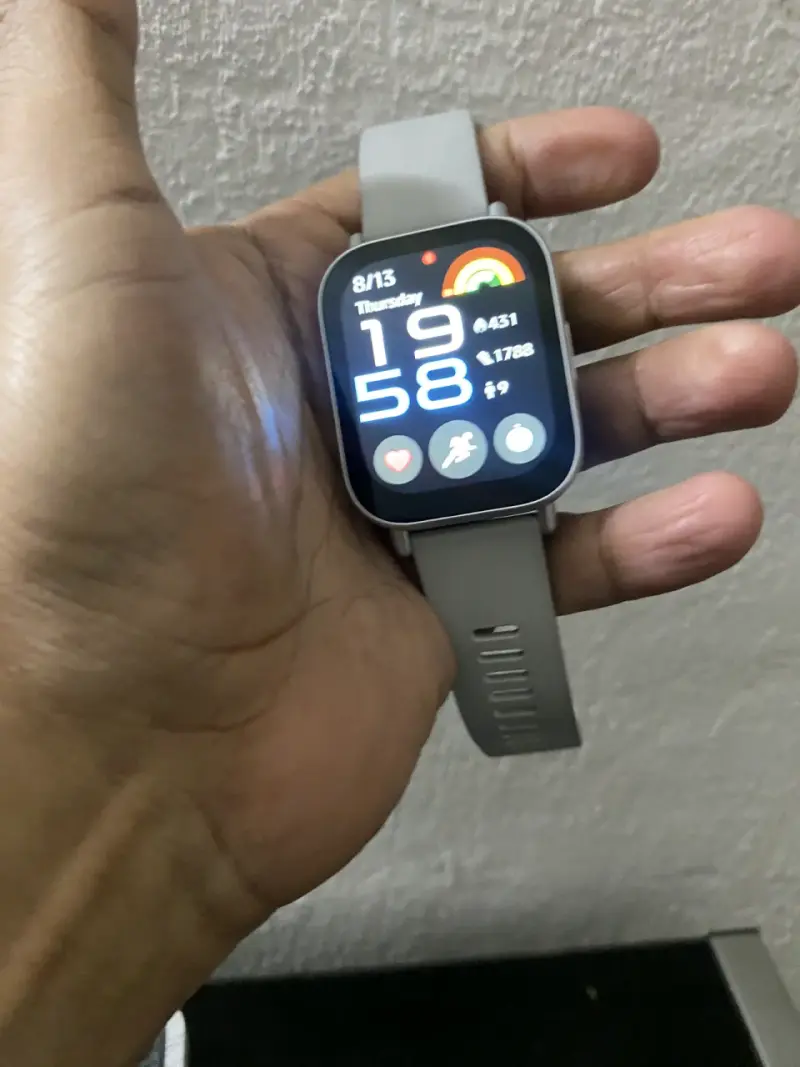 Smartwatch con pantalla táctil y correa blanca - 5