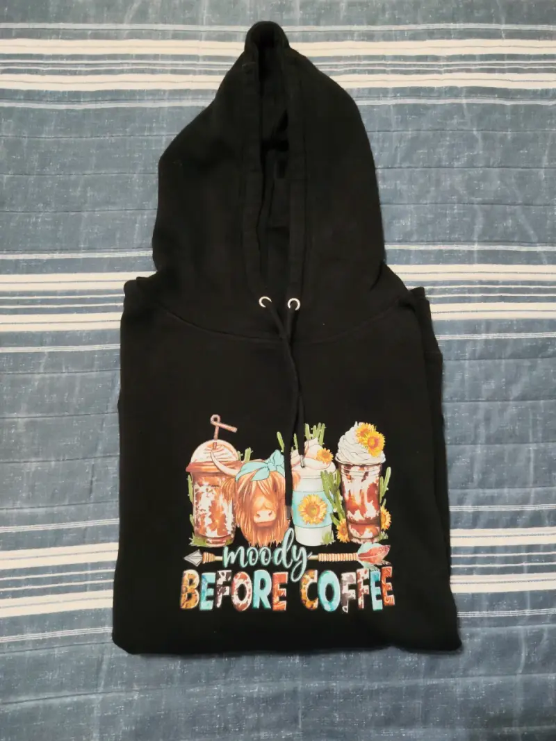Polerón negro con capucha y diseño de café - 2