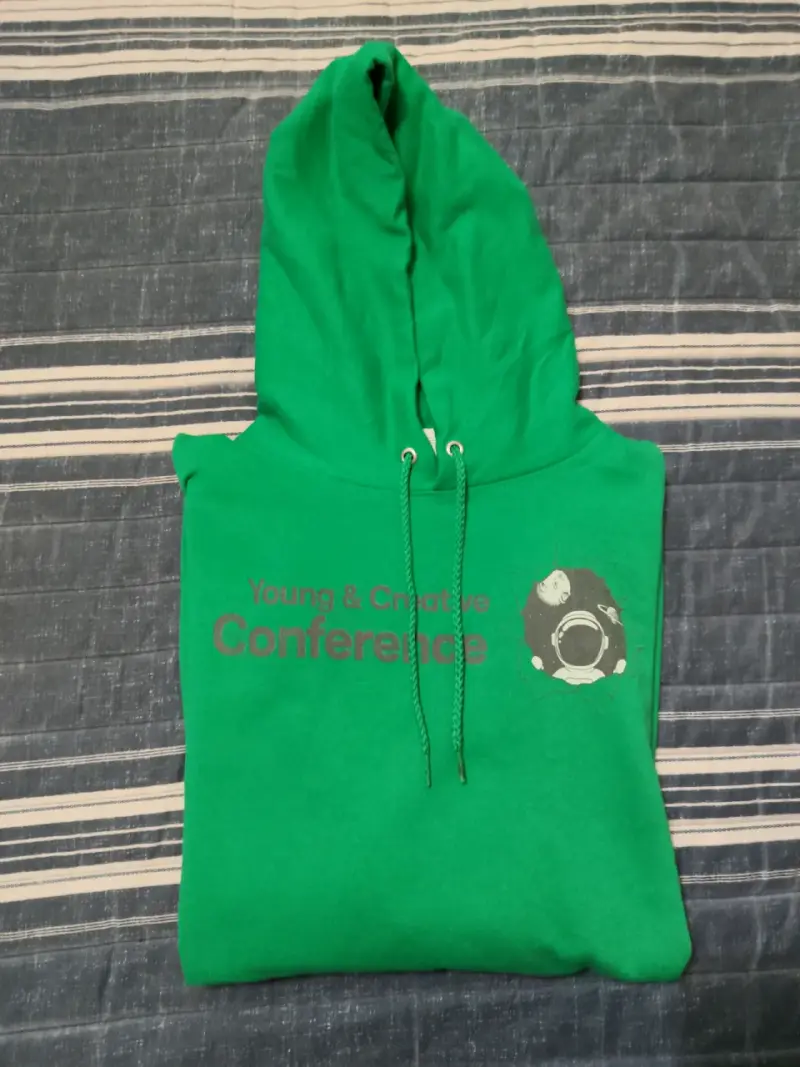 Polerón verde con capucha y diseño gráfico - 2