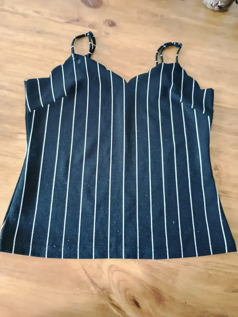Top negro de tirantes con rayas blancas Shein - 2