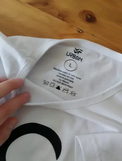 Polera blanca con diseño gráfico Urban talla L - miniatura 2