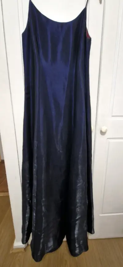 Vestido largo de satén azul oscuro - miniatura 2
