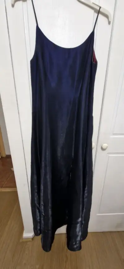 Vestido largo de satén azul oscuro - miniatura 3