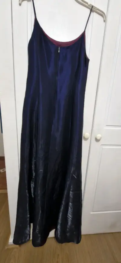 Vestido largo de satén azul oscuro - miniatura 5