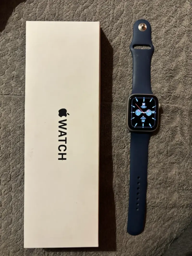 Apple Watch SE 2 con correa azul y caja original - 3