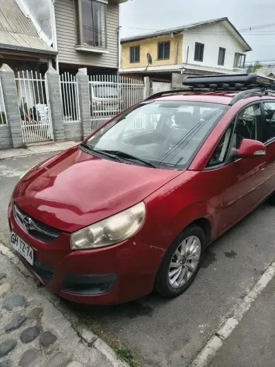 Auto familiar rojo en buen estado - miniatura 1