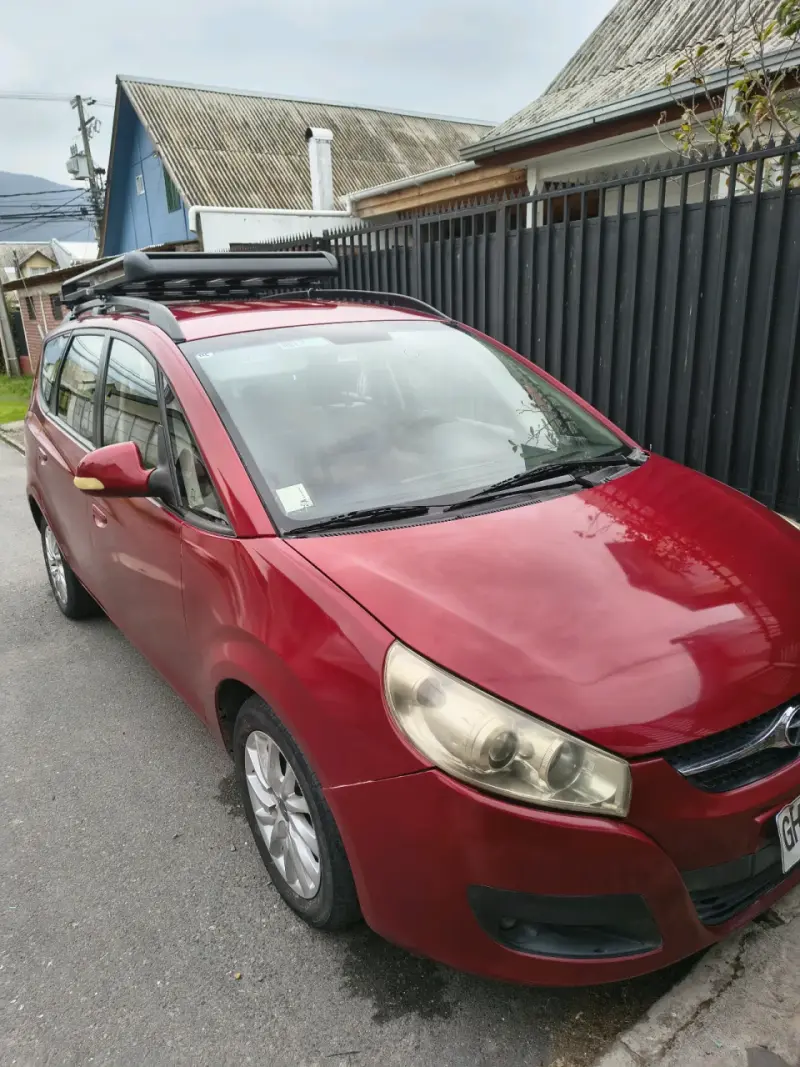 Auto familiar rojo en buen estado - 2