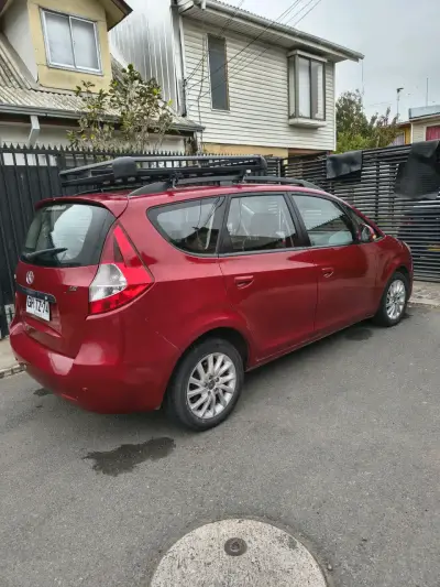 Auto familiar rojo en buen estado - miniatura 3