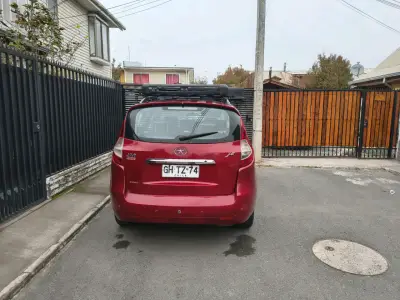 Auto familiar rojo en buen estado - miniatura 4