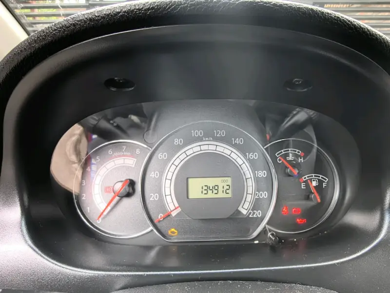 Auto familiar rojo en buen estado - 6