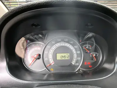 Auto familiar rojo en buen estado - miniatura 6