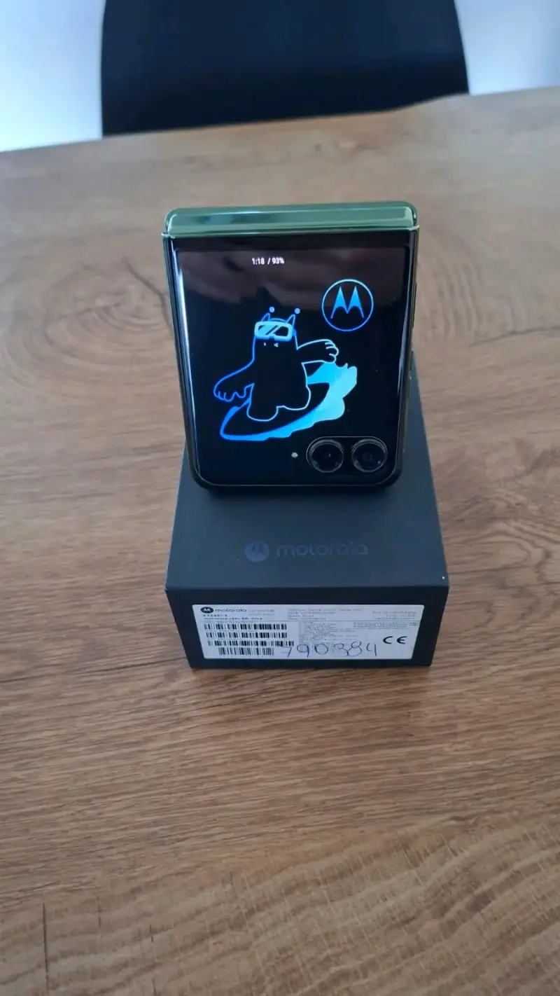 Smartphone Motorola Razr 50 Ultra plegable verde - 1