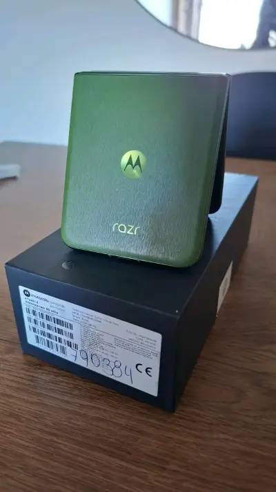 Smartphone Motorola Razr 50  Ultra plegable verde - miniatura 4